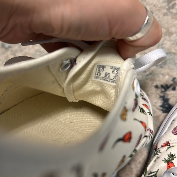 Vans - Picture 6 of 7